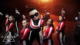Daddy Yankee &amp; Snow - Con Calma (Video Oficial)