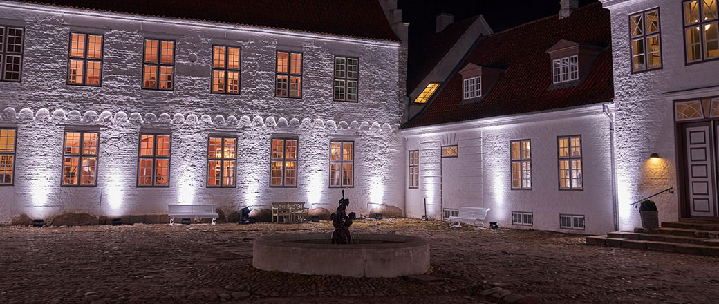 Cameo rozświetla dworek Norre Vosborg lampami z serii ZENIT