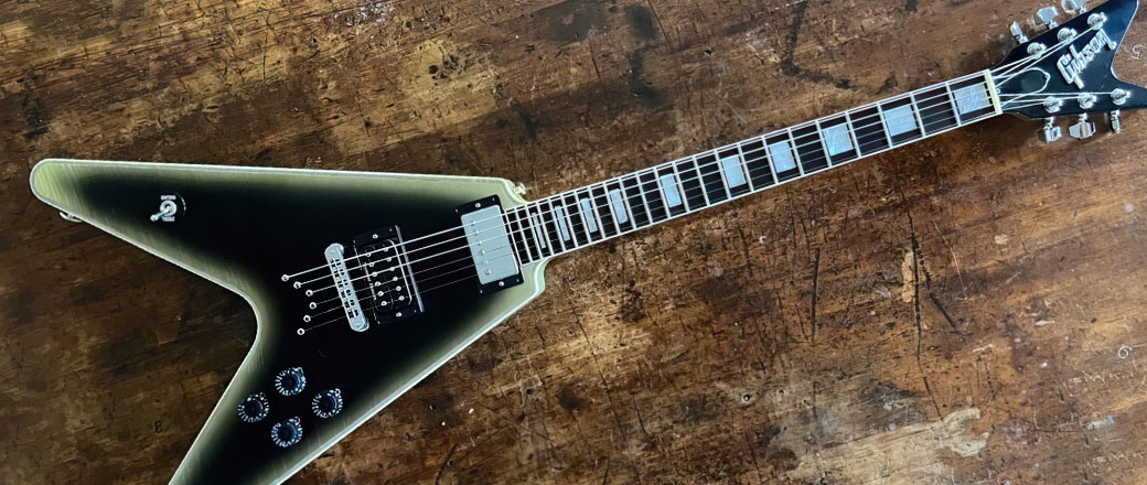 Gibson i Adam Jones pracują nad sygnowaną Flying V