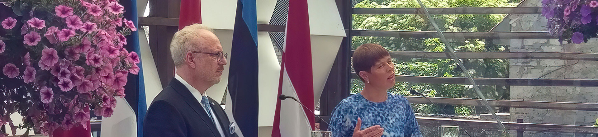 Konferencja prasowa Baltic Summit z mikrofonami konferencyjnymi MIPRO
