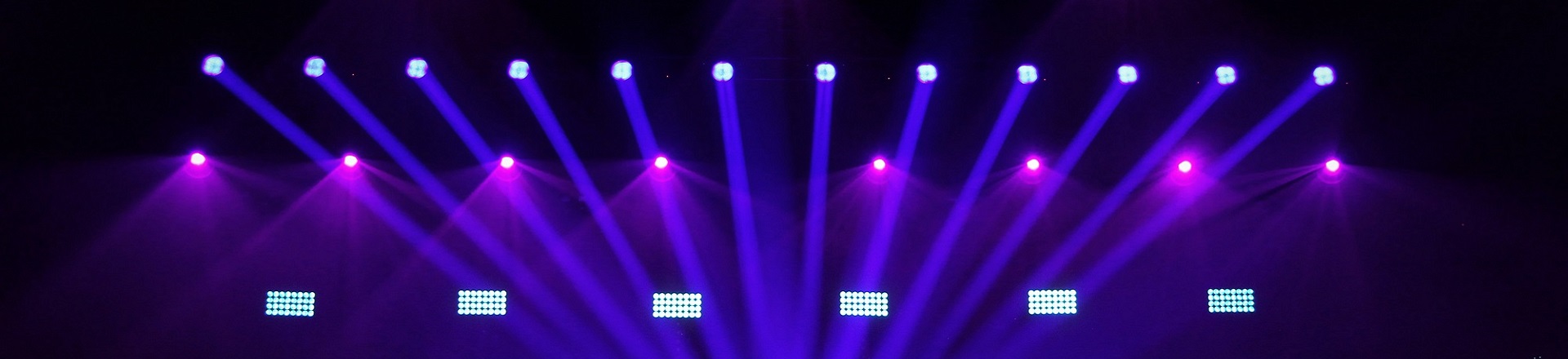 Squeek Lights tworzy przestrzeń Ruby Stage z głowicami Elation