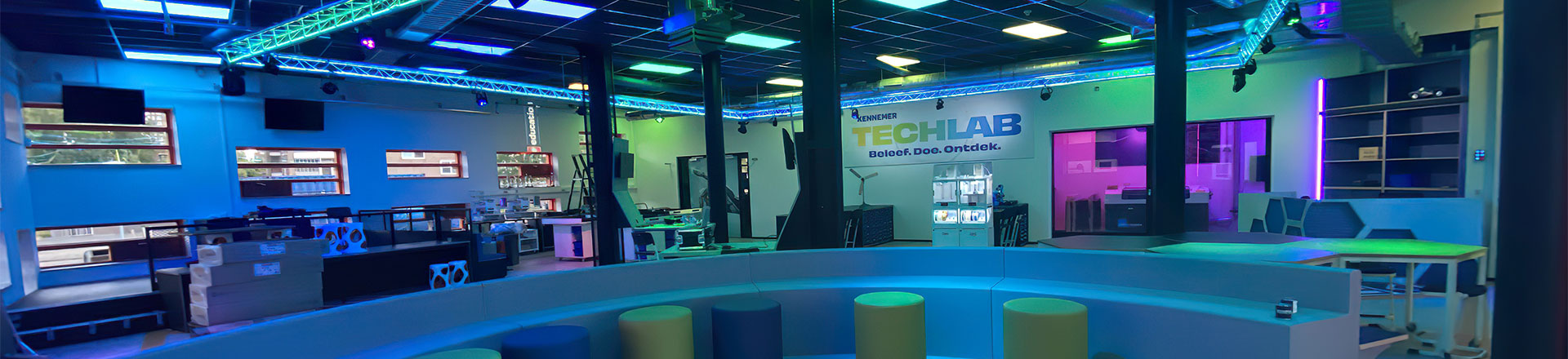 Zobacz jak może wyglądać szkolne laboratorium marzeń. Do oświetlenia zastosowano ruchome głowice i reflektory Showtec a także systemy DMX i DJ
