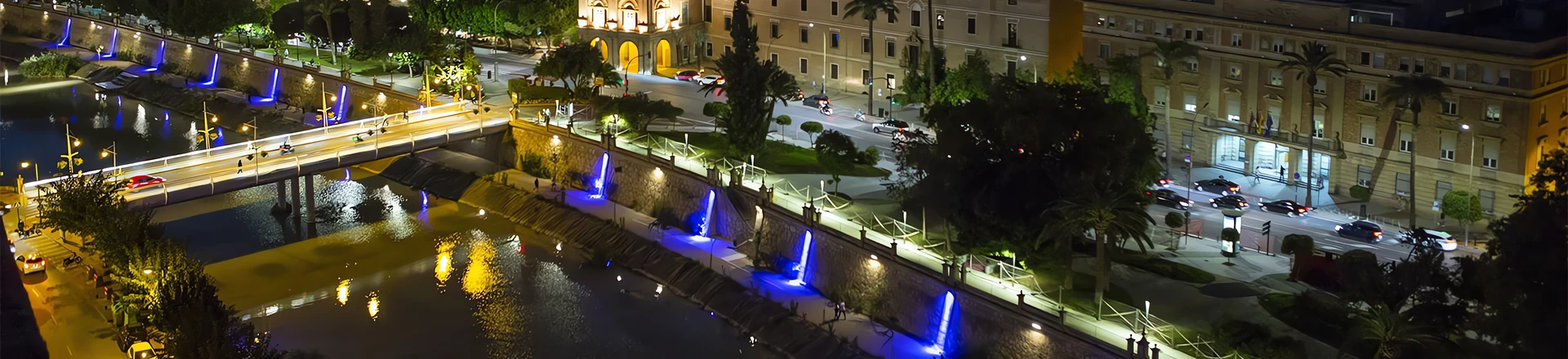 Serce hiszpańskiego miasta w światłach - seria Cameo FLAT PRO oświetla brzegi rzeki w Murcji