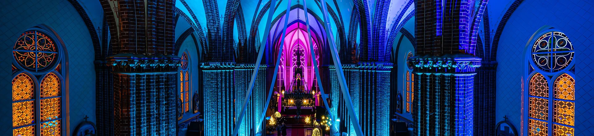 Ciekawe instalacje: Reflektory Cameo w roli oświetlenia w kościele
