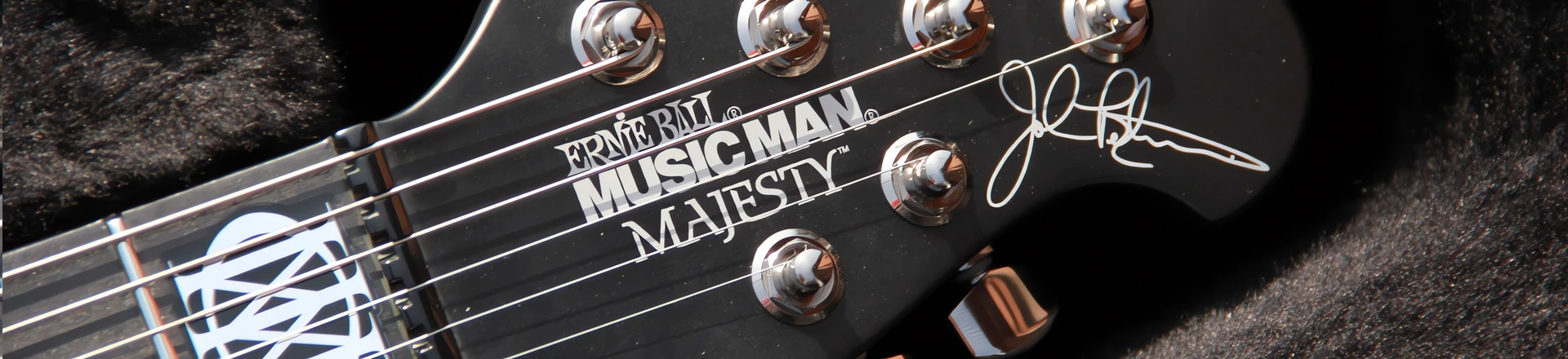 Music Man Majesty John Petrucci Signature pod lupą