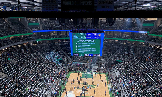 Milwaukee Bucks wygrywają przy nagłośnieniu Harmana