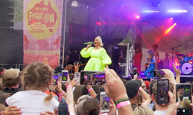 Koncert Katy Perry nagłośniony systemami liniowymi RCF HDL 20-A