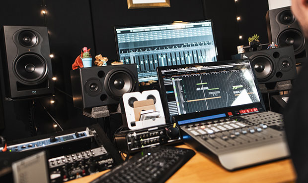 Subwoofer Kali Audio WS-12 w Hemp Studio