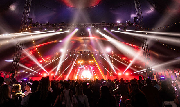 Tante Mia Tanzt - Electro Festival rozświetlony przez Cameo OTOS