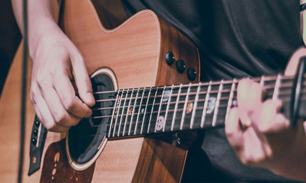 Guitto przedstawia kolejny kapodaster oraz uchwyt do gitary