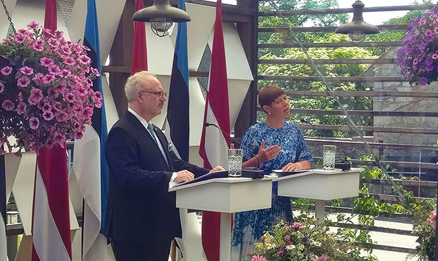 Konferencja prasowa Baltic Summit z mikrofonami MIPRO