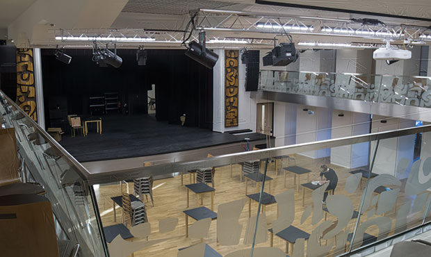 Centrum Kultury w Czechach oświetlone przez Cameo