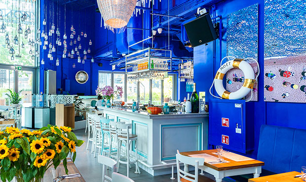 Restauracja Mykonos nagłośniona systemami od L-Acoustics