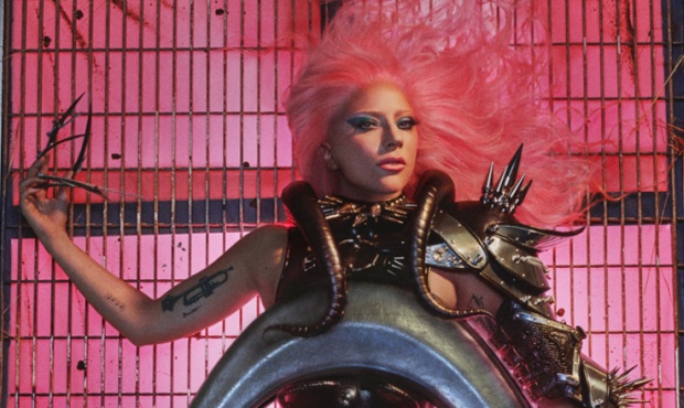 Lady Gaga prezentuje klip do "911"