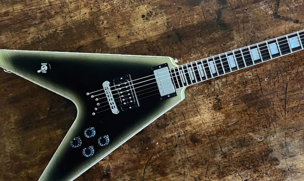 Gibson i Adam Jones pracują nad sygnowaną Flying V