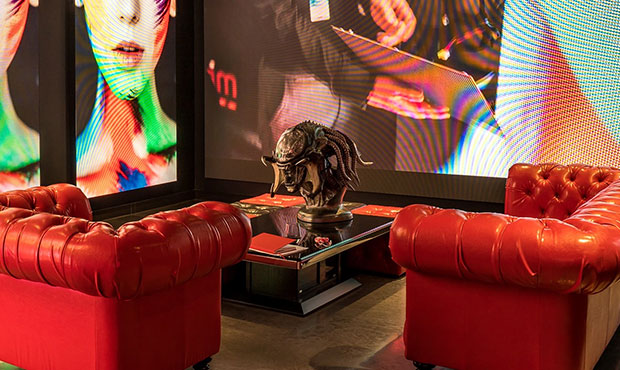 Niesamowity showroom wyposażony w nagłośnienie Ecler