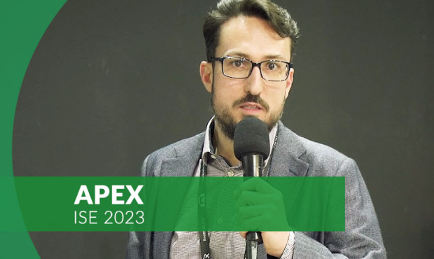 Ciekawy 16-kanałowy wzmacniacz instalacyjny Apex