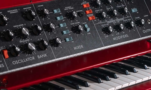 Geddy Lee Minimoog Model D - klasyk w czerwonej szacie