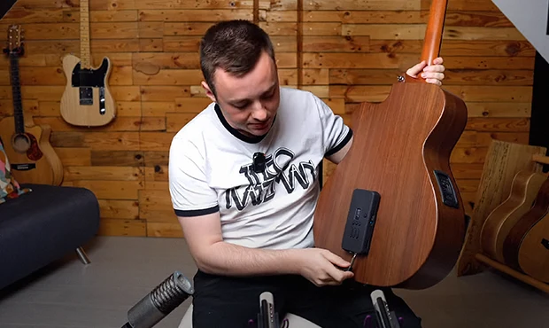 Szwajcarski scyzoryk dla gitarzystów akustycznych
