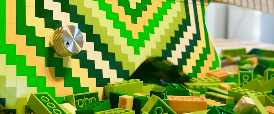 Tego jeszcze nie grali ! Burls Art zrobił bas z LEGO