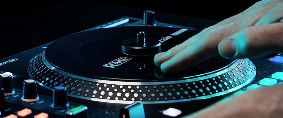 Zmotoryzowane talerze gramofonowe w kontrolerze DJ? To możliwe!