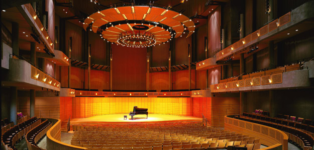 MEYER SOUND: system dźwiękowy 360° z modułów CAL w hali koncertowej w Vancouver.