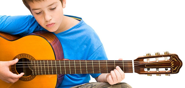 PORADNIK: Jaka gitara dla młodego muzyka?