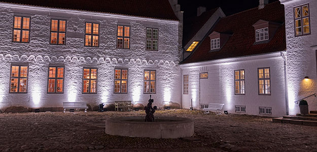 Cameo rozświetla dworek Norre Vosborg lampami z serii ZENIT. 