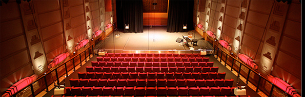 Teatr BBC w Londynie oświetlony