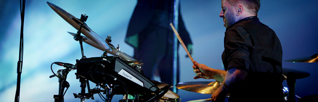 Roland SPD-SX w rękach perkusisty Robbiego Williamsa