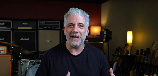 Rick Beato kusi nowym, sygnowanym Gibsonem Special