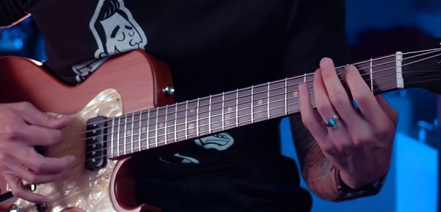 Gitara z drewna z czasów średniowiecza może być Twoja! 