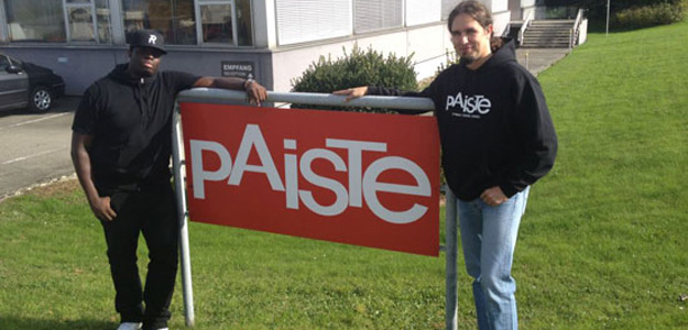 Artysta Paiste odwiedził fabrykę w Szwajcarii