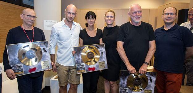 David Gilmour przyjął od Polaków Złotą Płytę i oczarował wrocławską publiczność