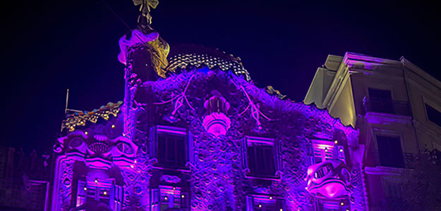 Reflektory Cameo ZENIT W600 SMD oświetliły fasadę Gaudi House w Barcelonie