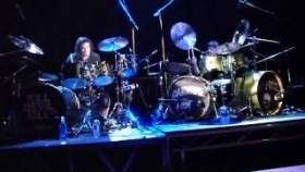 Drum Wars 2012 (Carmine and Vinnie Drum solo)